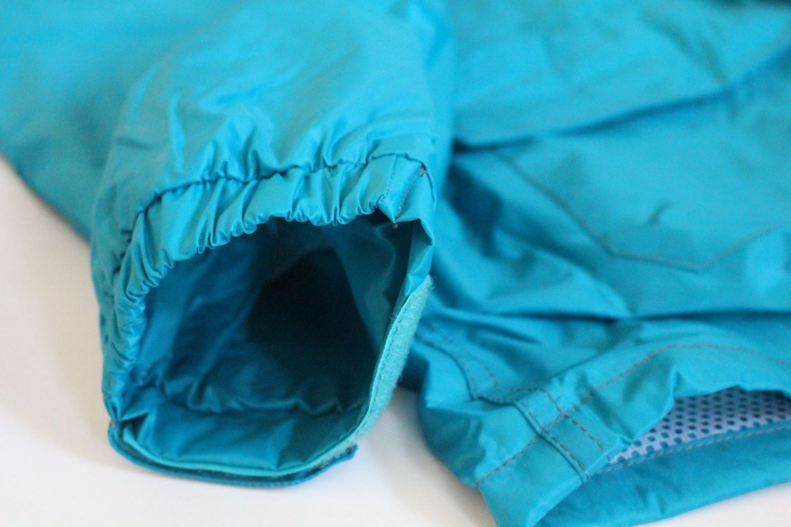 Áo mưa bộ CoToCo - Dòng sản phẩm an toàn, phù hợp khi đi mưa, đi phượt, di chuyển trong thời tiết xấu.