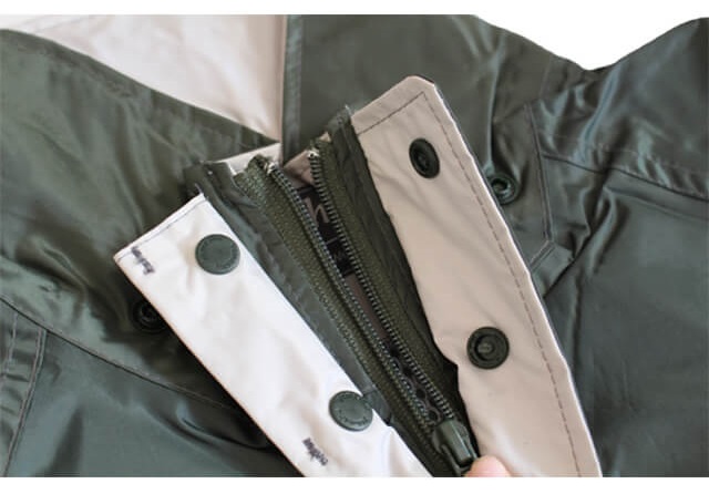 Áo mưa CoToCo sản xuất từ chất liệu vải Polyester nhập khẩu, trượt nước tốt, độ chống thấm nước mức tuyệt đối.