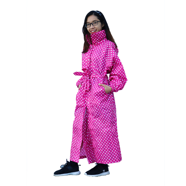 Áo mưa kiểu nữ đã và đang trở thành "xu hướng" thời trang ngày mưa thịnh hành hiện nay.