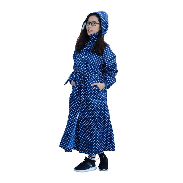 Áo mưa kiểu nữ CoToCo hiện nay có 2 màu navy chấm bi & hồng chấm bi mang cảm giác nữ tính, thời trang.